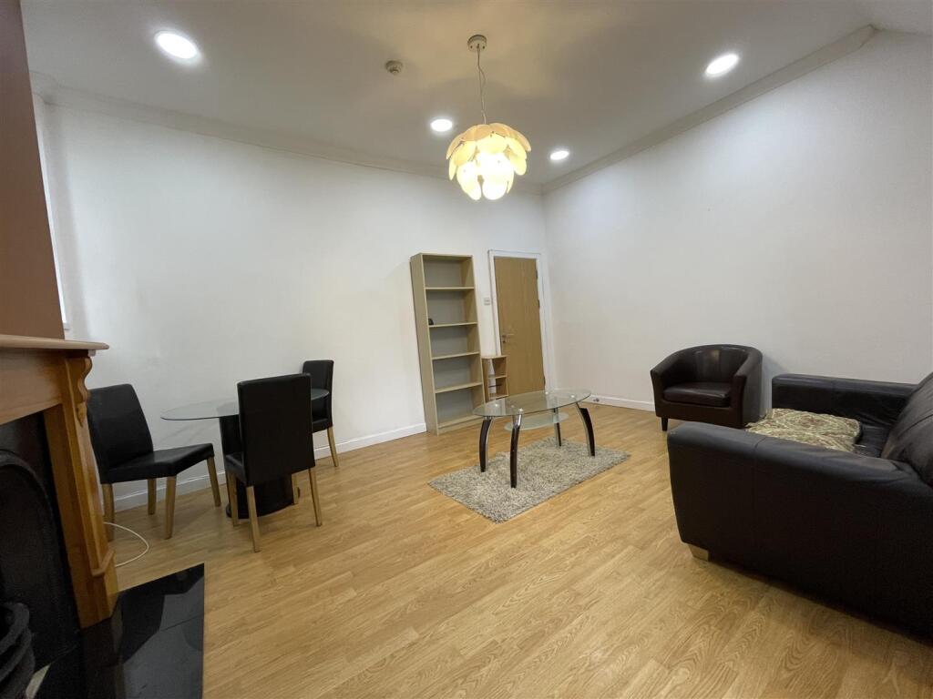 Apartment in Cardiff, Roath - View 2