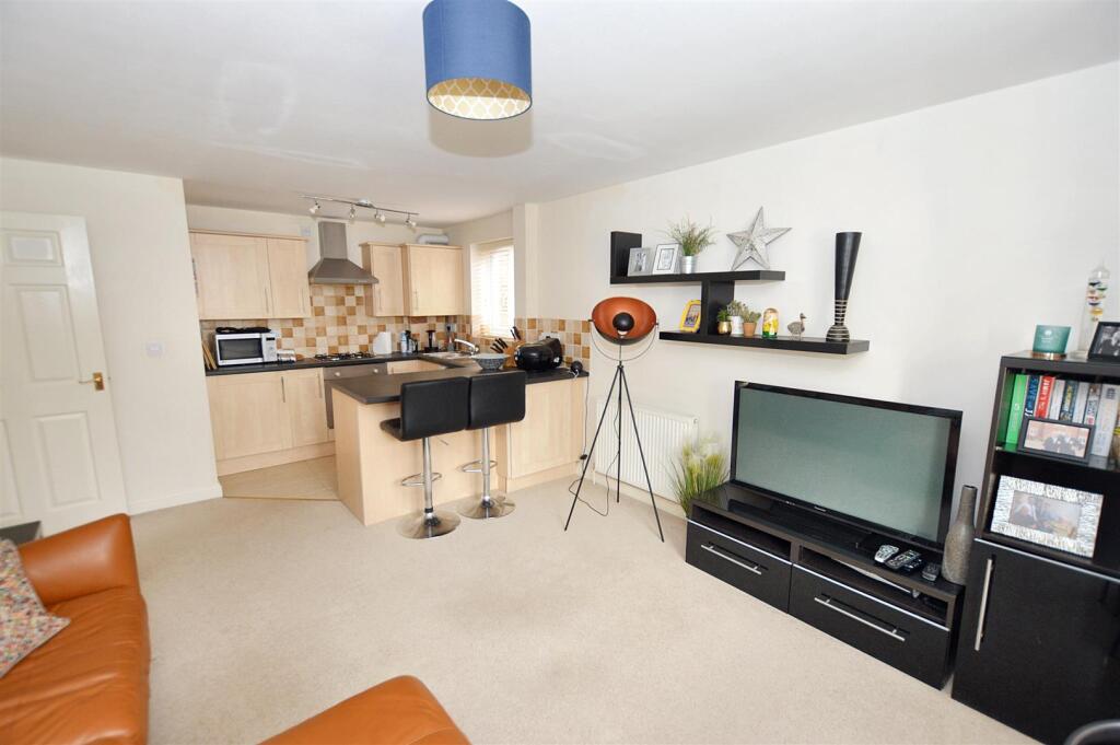 Flat 2 Kings Court, 60 Cliff Road photo 4
