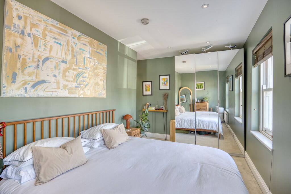 Apartment in Surbiton - More