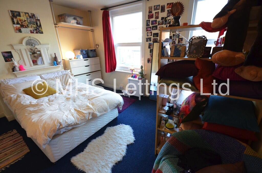 Main image of property: Double Room, 15 Hessle View, Leeds, LS6 1ER