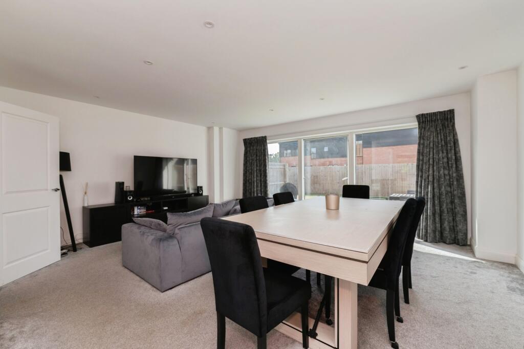House in Basildon, Ramsden Crays - View 5