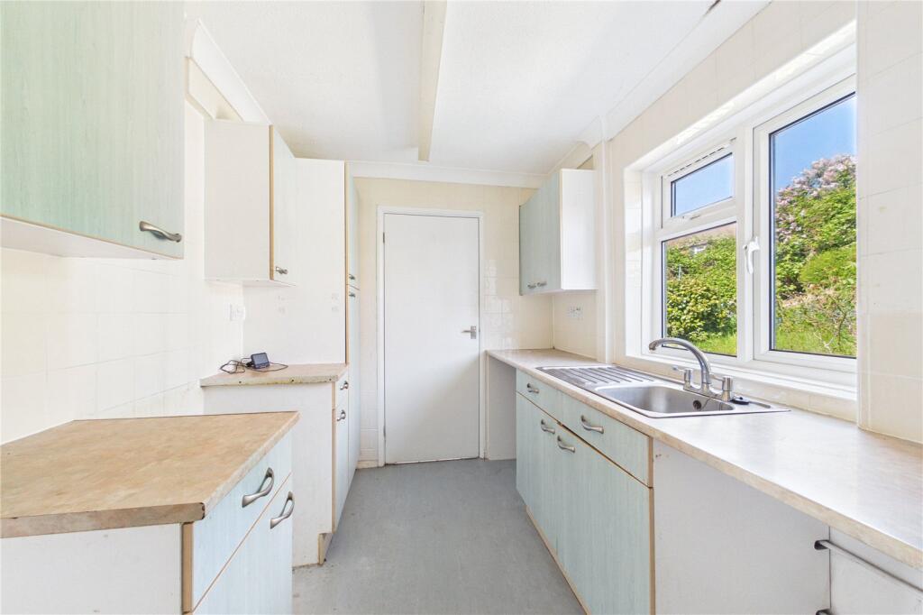 Clarence Way, Calcot, Reading, Berkshire, RG31 photo 4