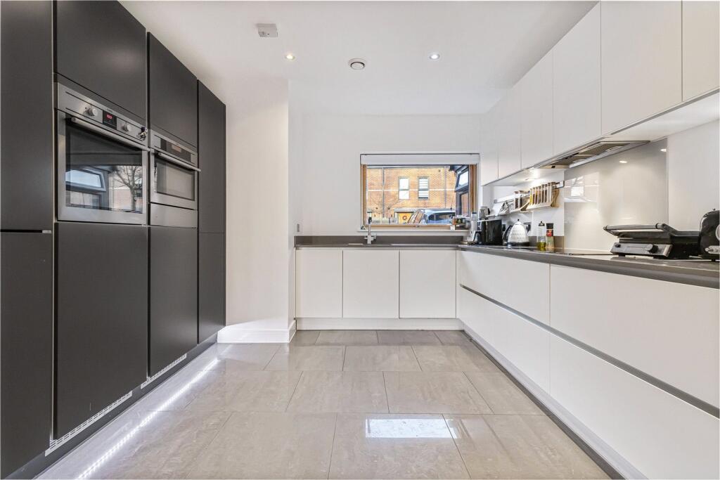 House in London, Cockfosters - View 2