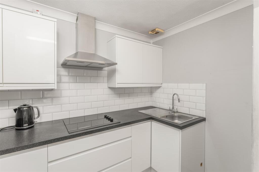 Chamberlaine Court, Spiceball Park Road, Banbury photo 4