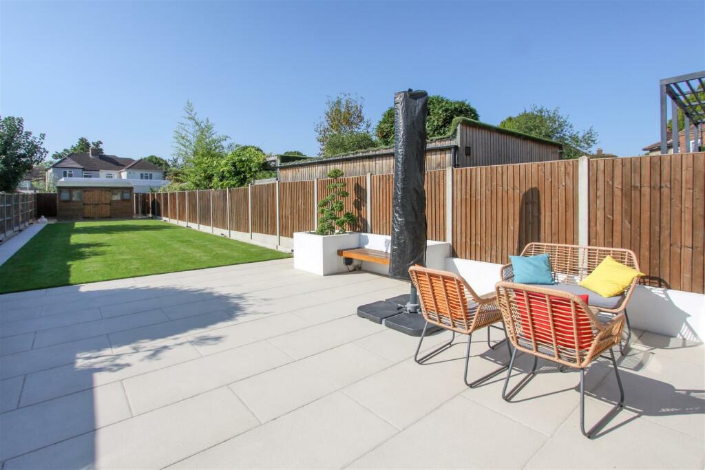 Glebe Avenue, Ickenham, UB10 photo 2