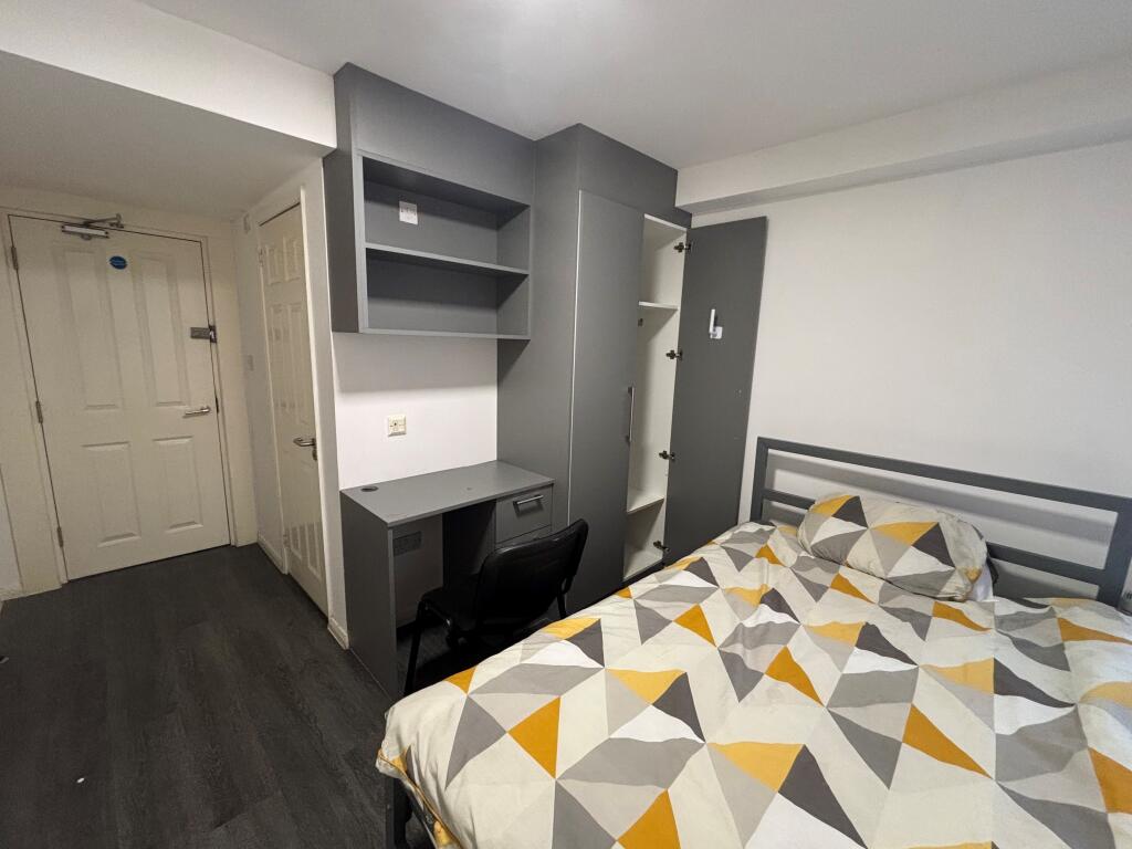 Apartment in Wolverhampton, West Midlands - View 2