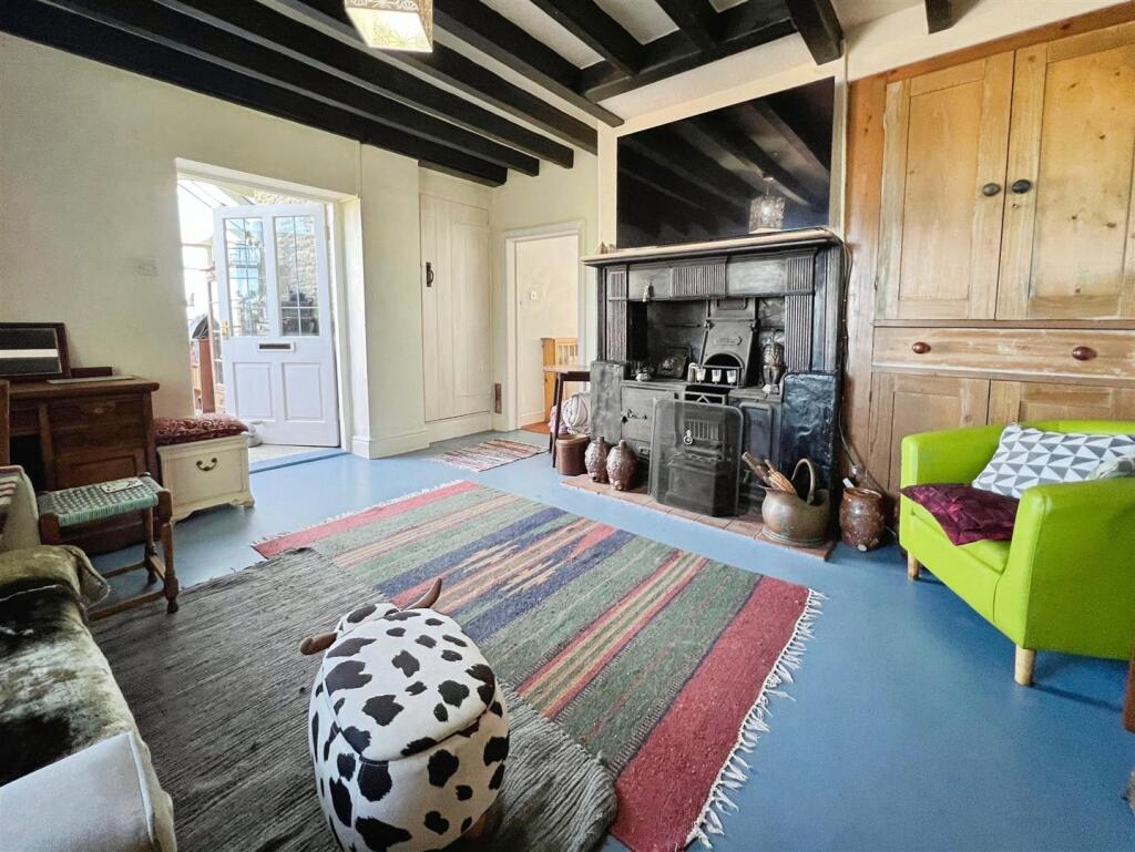 House in Sarn, Llancowrid, Kerry - More