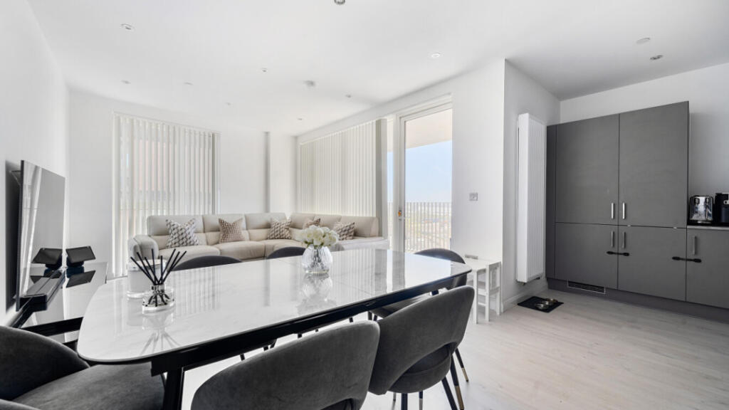 3-bed flat on 1 Kings Hill, Barking, IG11 0SZ, £435,000
