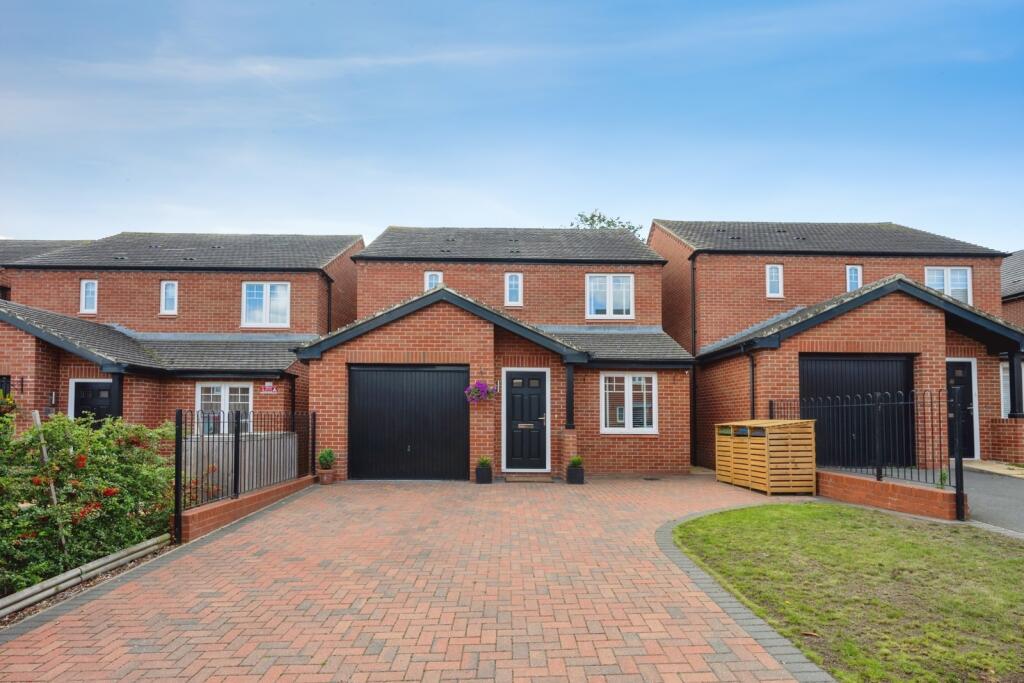 3-bed detached on Sandringham Avenue, Stratford-upon-Avon, Warwickshire, CV37, £440,000