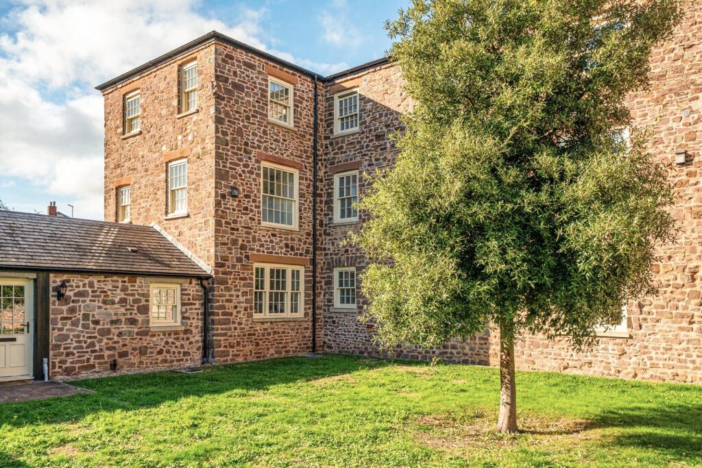 2-bed flat on Perreyman Square, Tiverton, Devon, £155,000