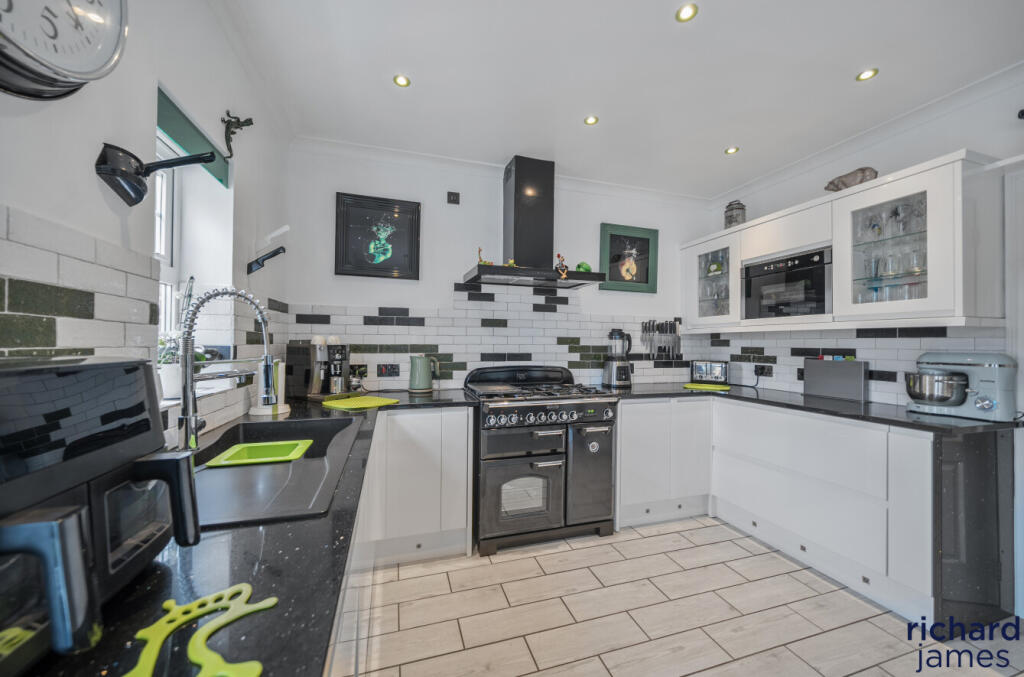 Eastbury Way, Redhouse, Swindon, SN25 photo 3