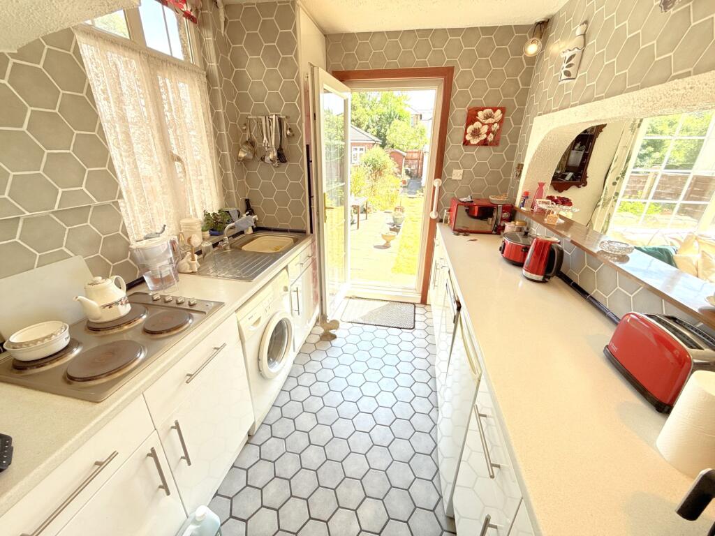 House in London, Oakleigh Park, East Barnet - View 4