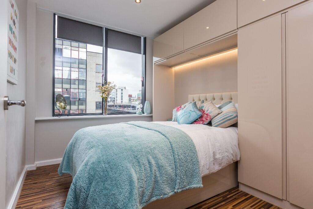 Main image of property: 90 Princess Street, 2 Bedroom apartment
