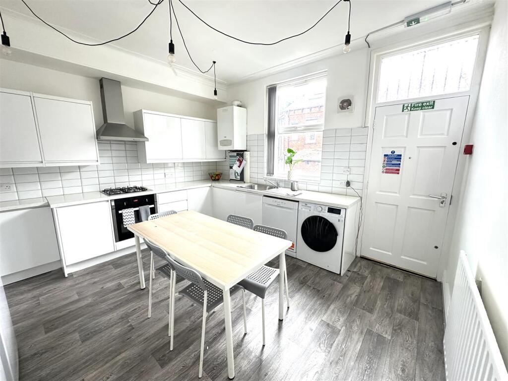 House in Leeds, West Yorkshire - View 5