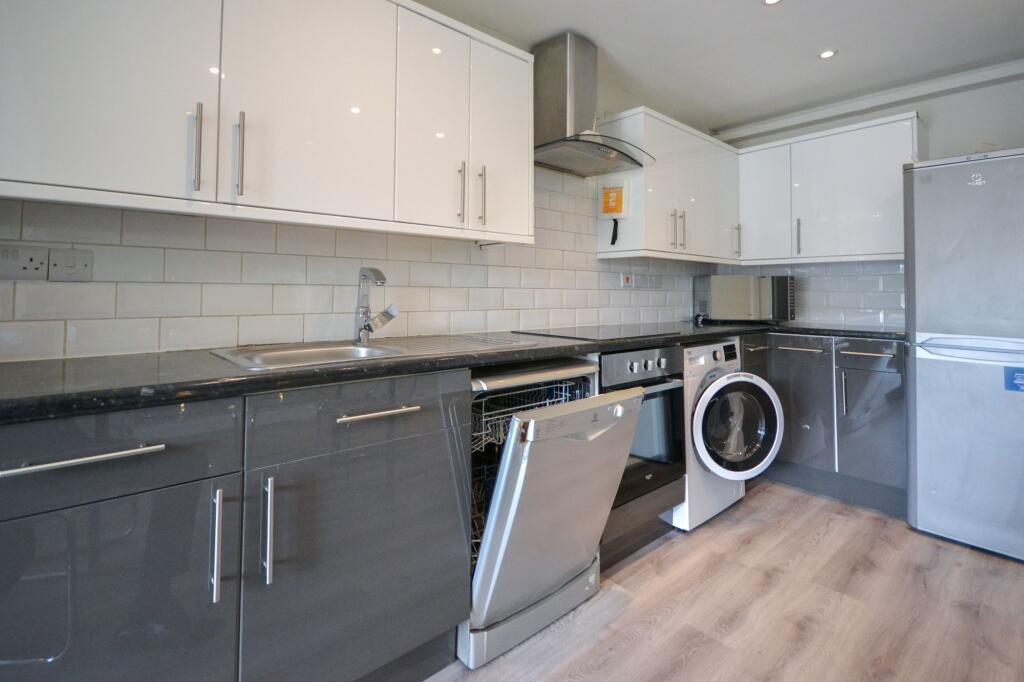 Whitby Drive, Reading, RG1 - View 3