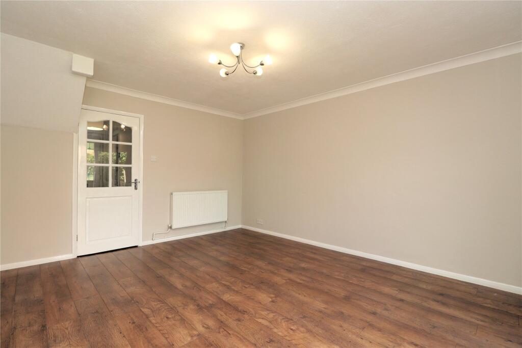 Eastmead, Woking, Surrey, GU21 photo 3