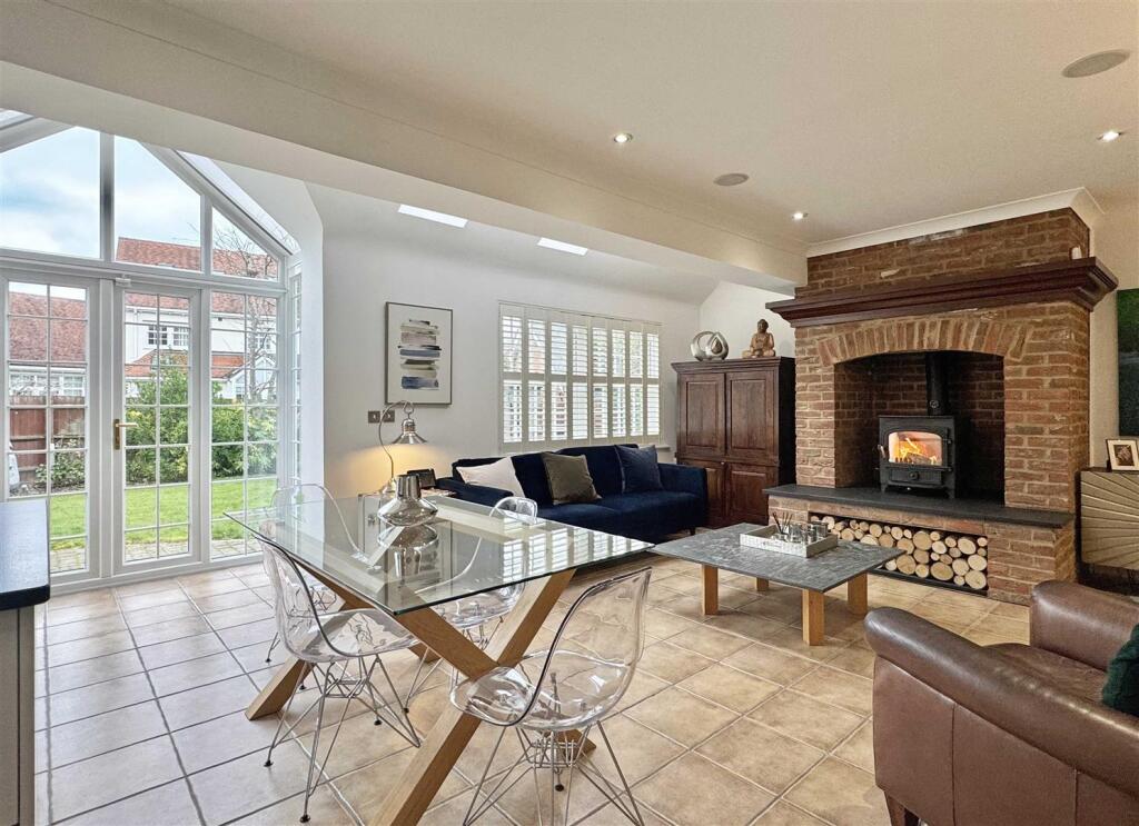 9 Petworth Close photo 4