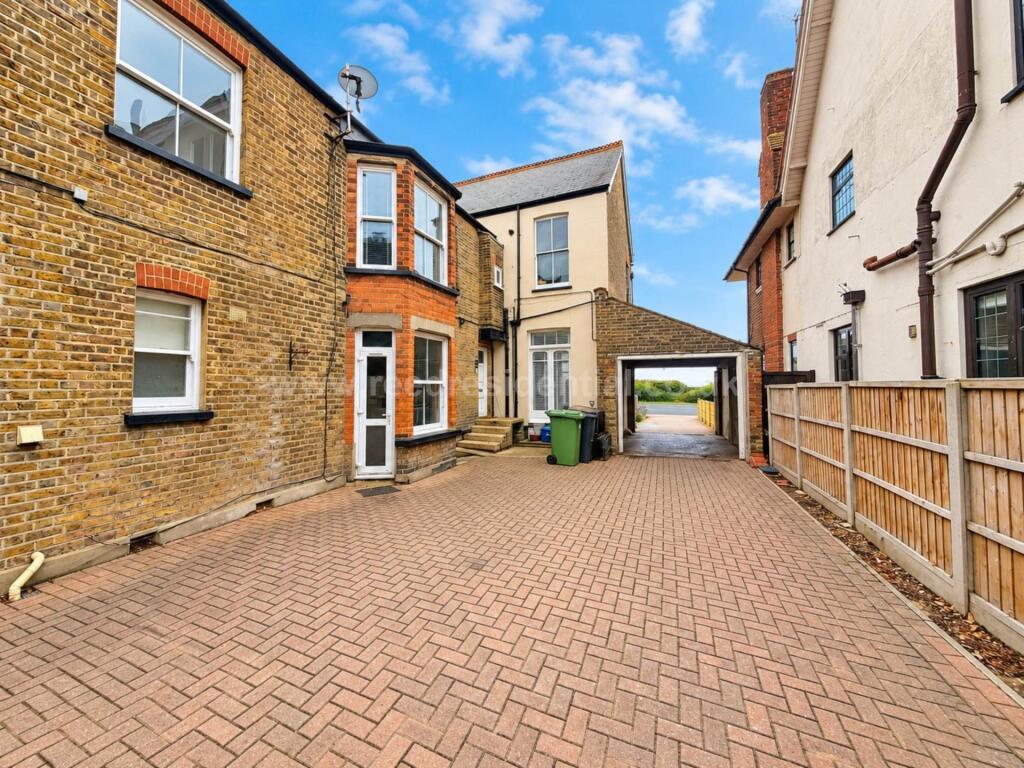 Apartment in Southend-on-Sea, Westcliff-on-Sea - View 2