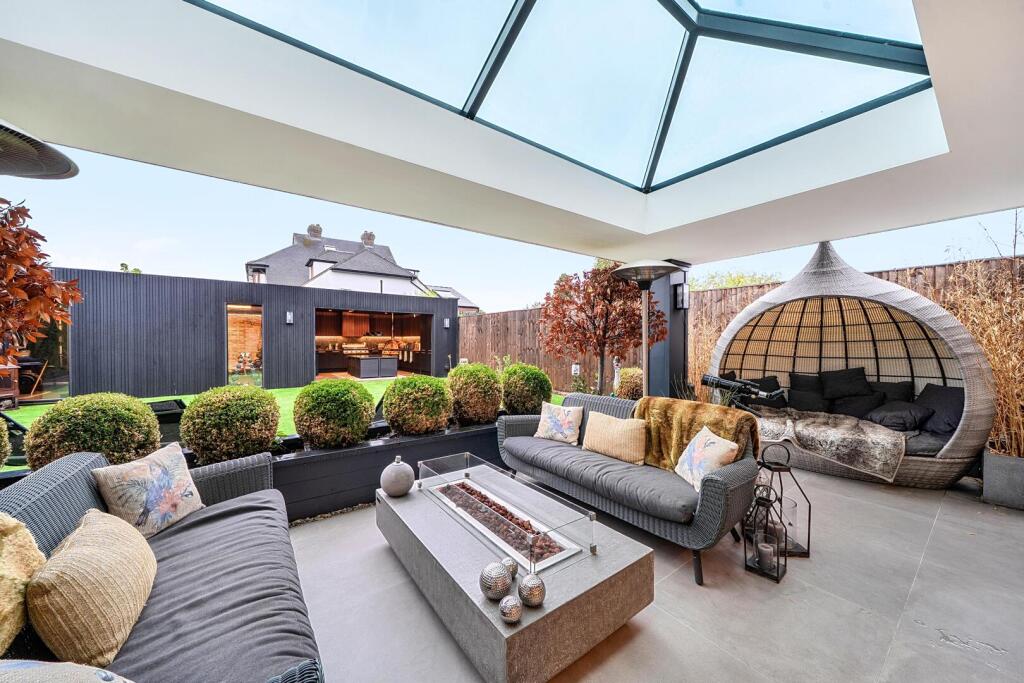 House in London, Coney Hall - View 5