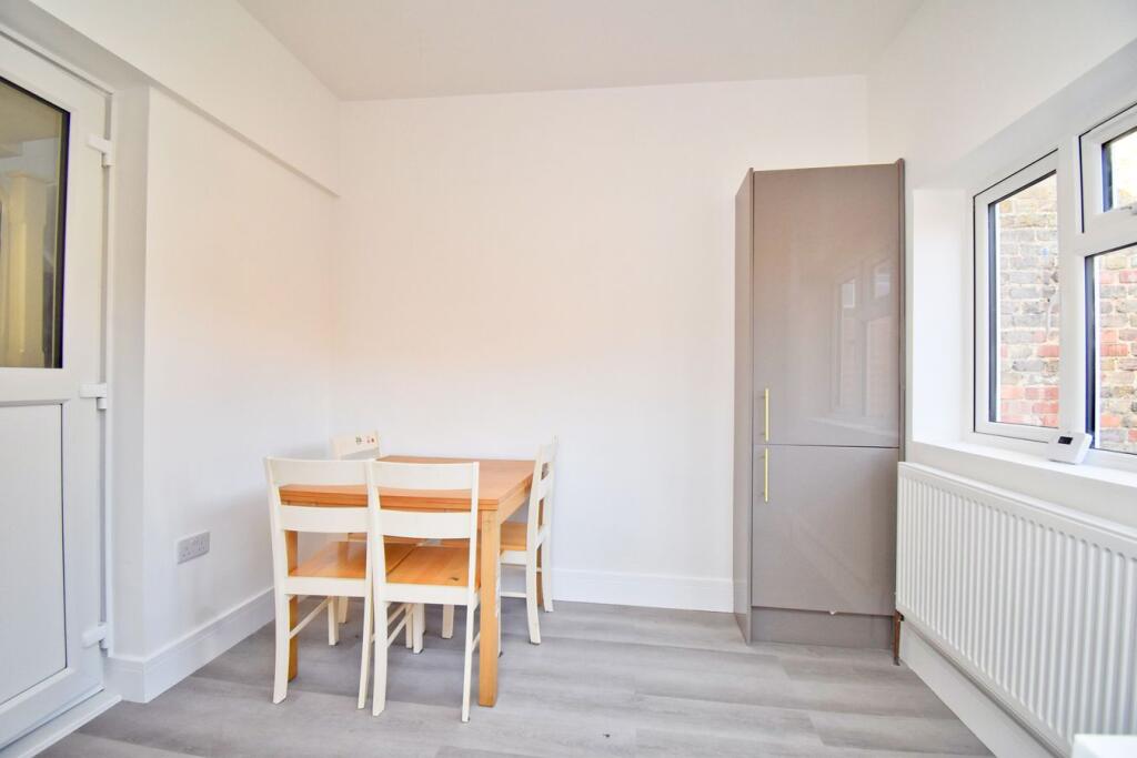 House in Kingston upon Thames - More