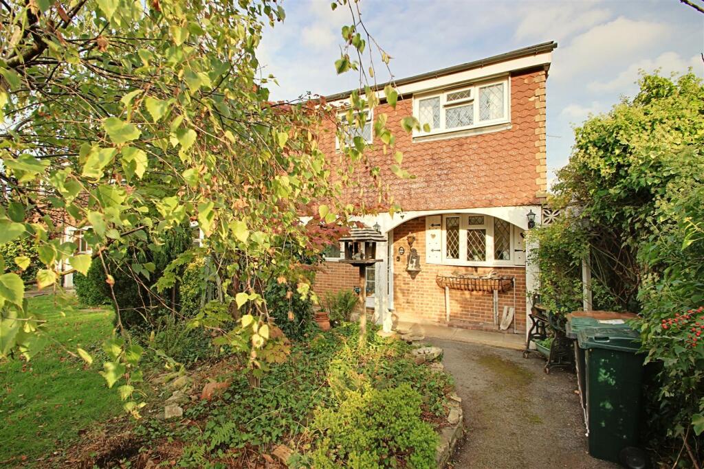 3-bed terraced on Toms Lane, Bedmond, £450,000