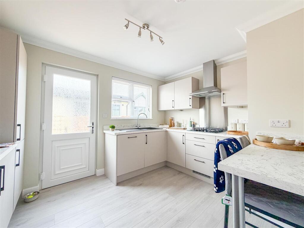 Sandpiper Gardens, Sacketts Grove, Clacton-on-Sea photo 3