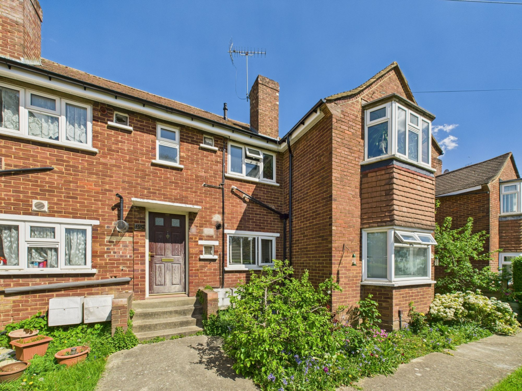 2-bed flat on Stafford Road, Ruislip, HA4, £300,000