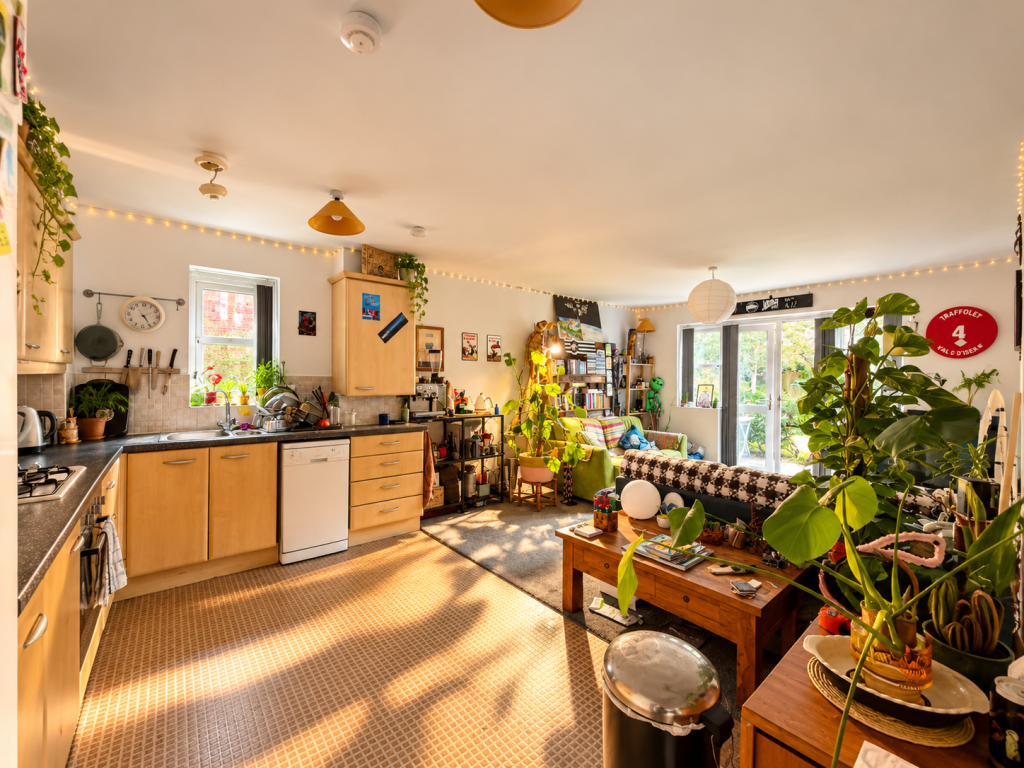 Apartment in Manchester, Whalley Range - View 3