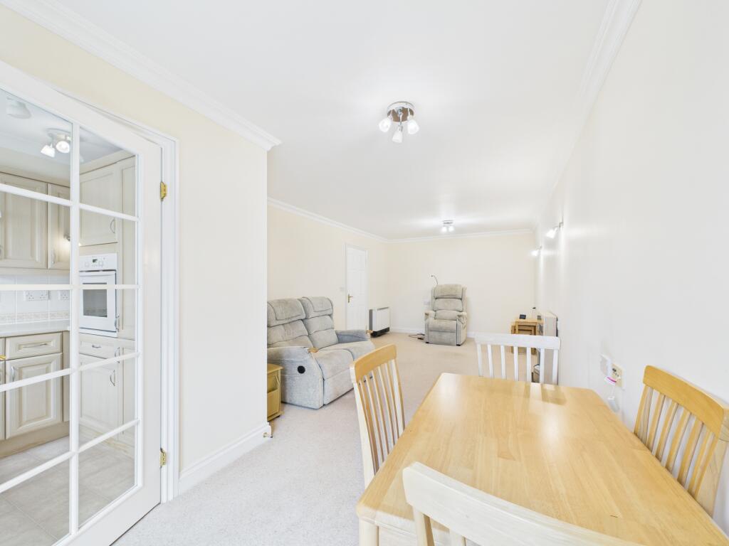Bath Road, Calcot, Reading, RG31 photo 4