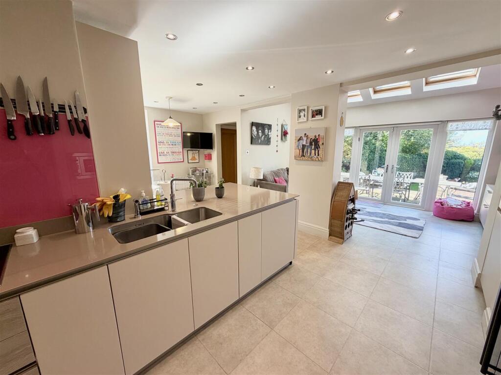 Woodhead Road, Hale photo 2