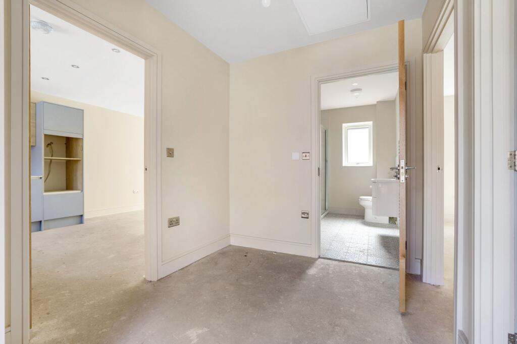 House in Mansfield, Nottinghamshire - More