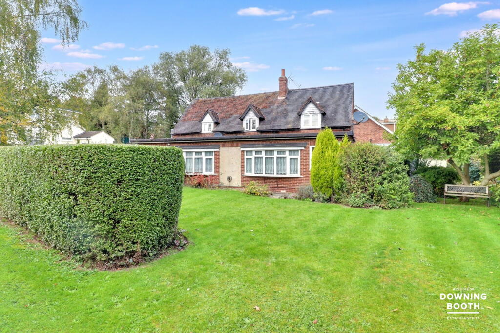 3-bed detached on Lichfield Road, Abbots Bromley WS15 3DH - Detached Potential, £425,000