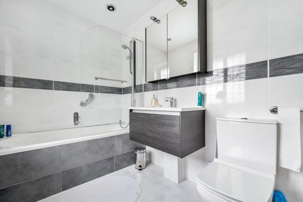 House in Bromley, Hayes - More