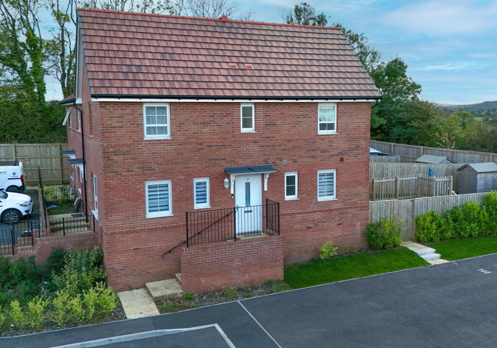 3-bed terraced on Blackberry Close, Paignton, £200,000