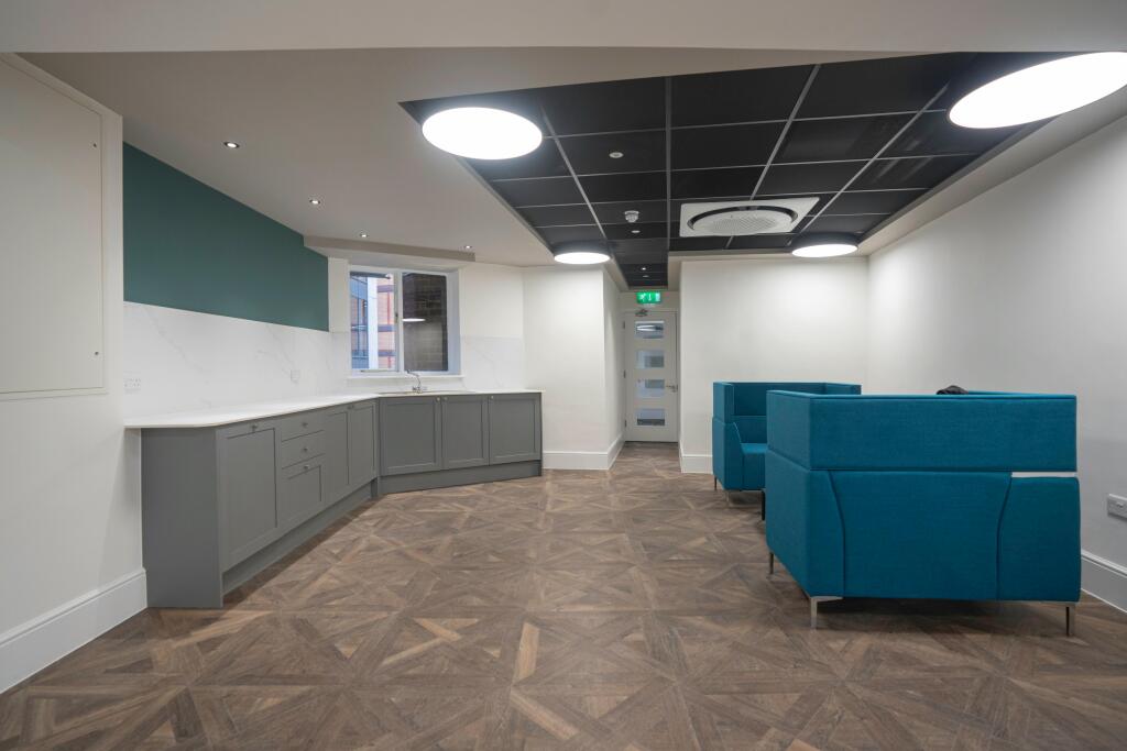 10 8589 Colmore Row Birmingham Kitchenette.jpg