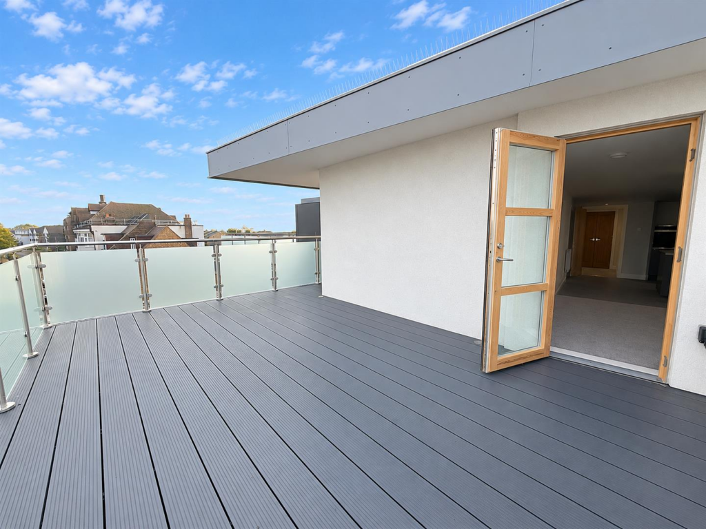 Apartment in Southend-on-Sea - More