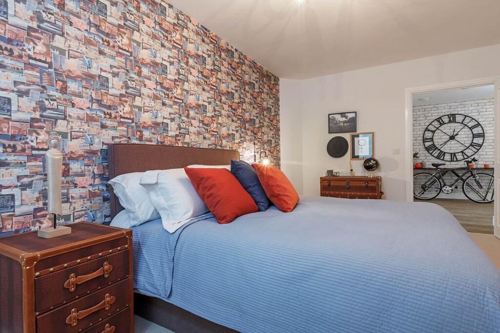House in Folkestone, Cheriton - More