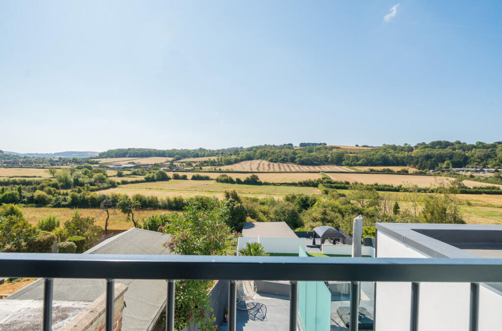 House in Weston-super-Mare, Locking Grove - More