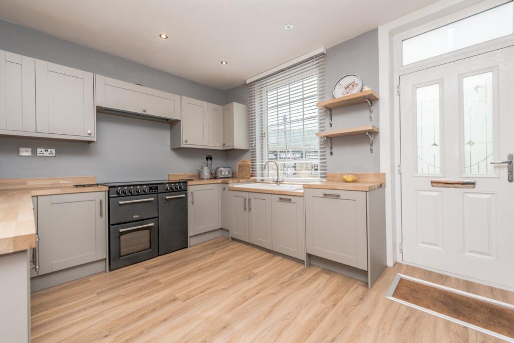 The Avenue, Off Bradford Road, Birstall, West Yorkshire, WF17 photo 4