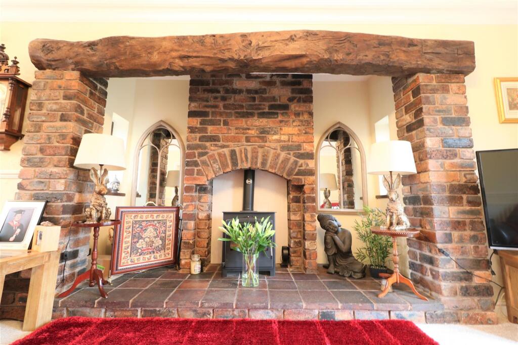 House in Stoke-on-Trent - More