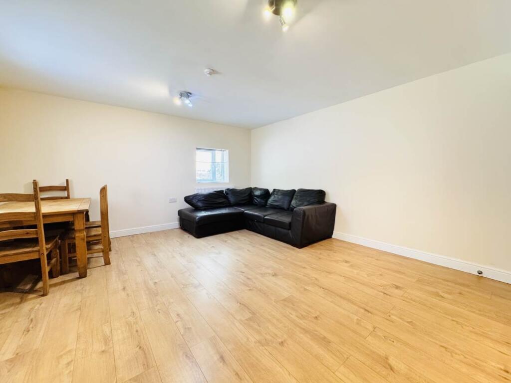 Apartment in Cardiff, Maindy, Cathays - View 4