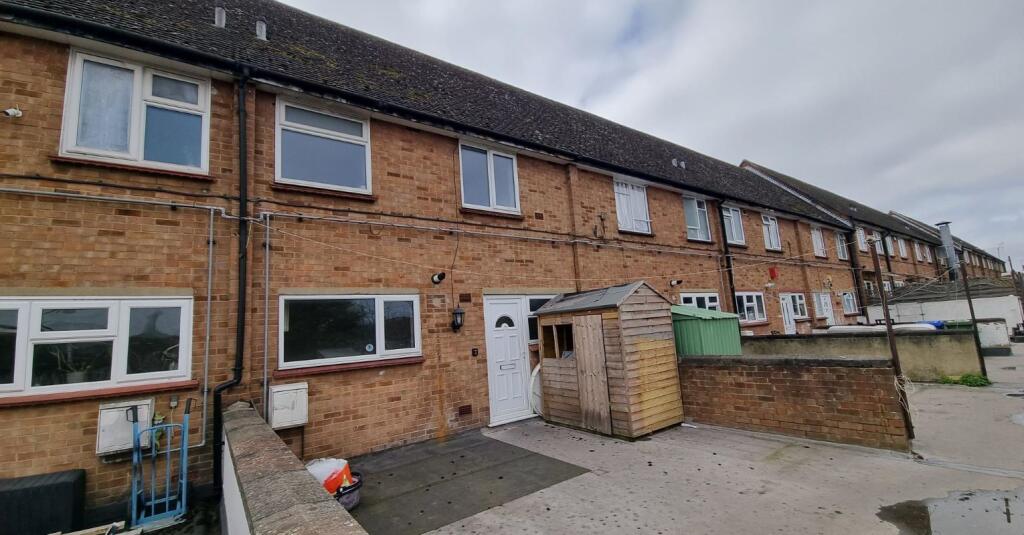 Main image of property: 147A Avon Road, Upminster, Essex, RM14 1RQ