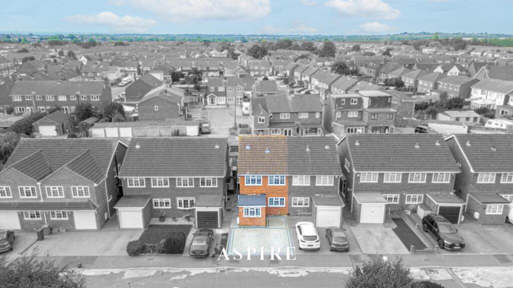 4-bed semi-detached on VIDEO PRESENTATION INSIDE - Kelvinside, Stanford-Le-Hope, £400,000