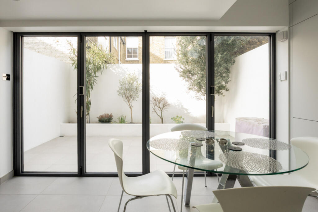 Ingelow Road, London, SW8 3 photo 2