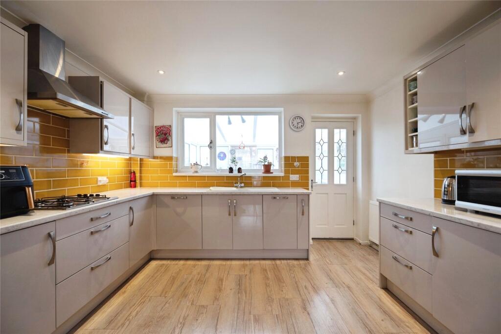 Meath Close, Hayling Island, Hampshire, PO11 photo 3