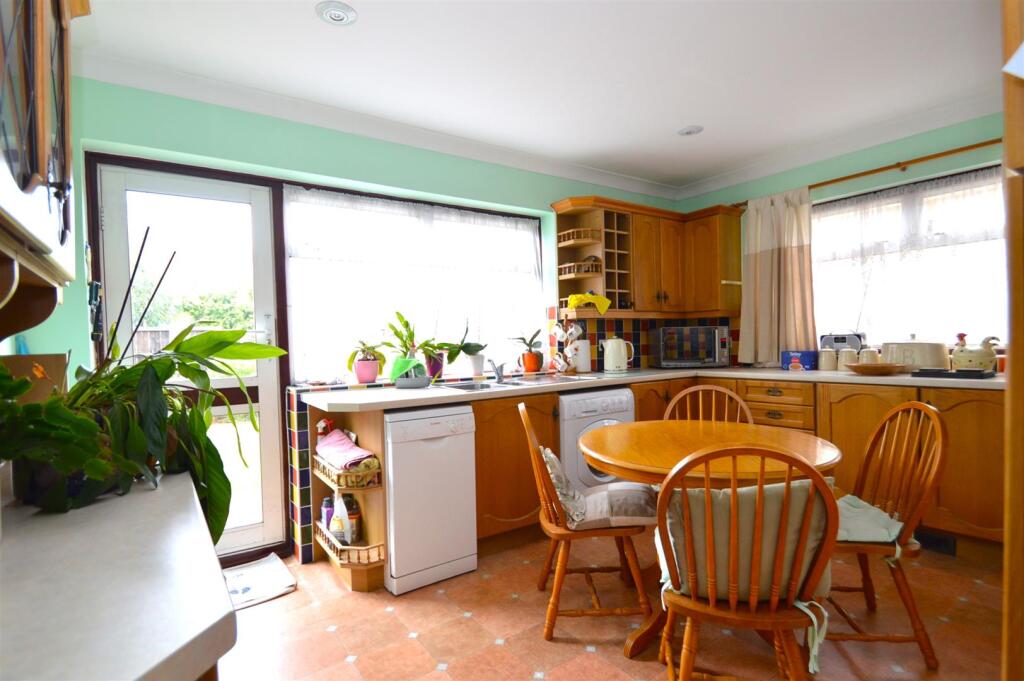 Pargat Drive, Leigh-On-Sea photo 3