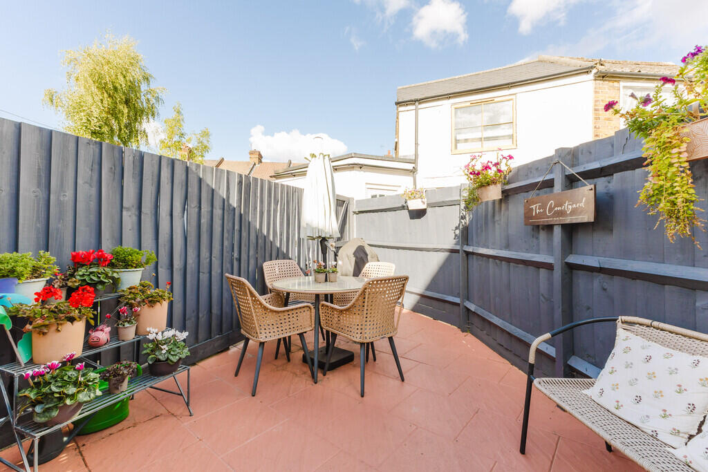 House in Watford, North Watford - More