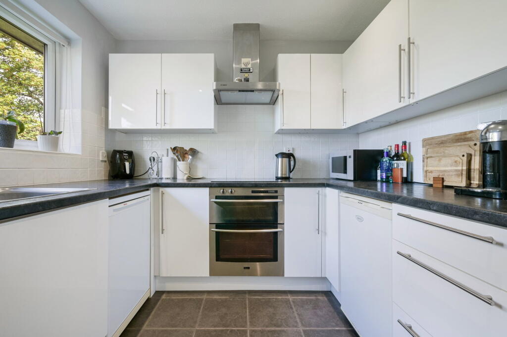 Apartment in Reigate and Banstead, Surrey - More