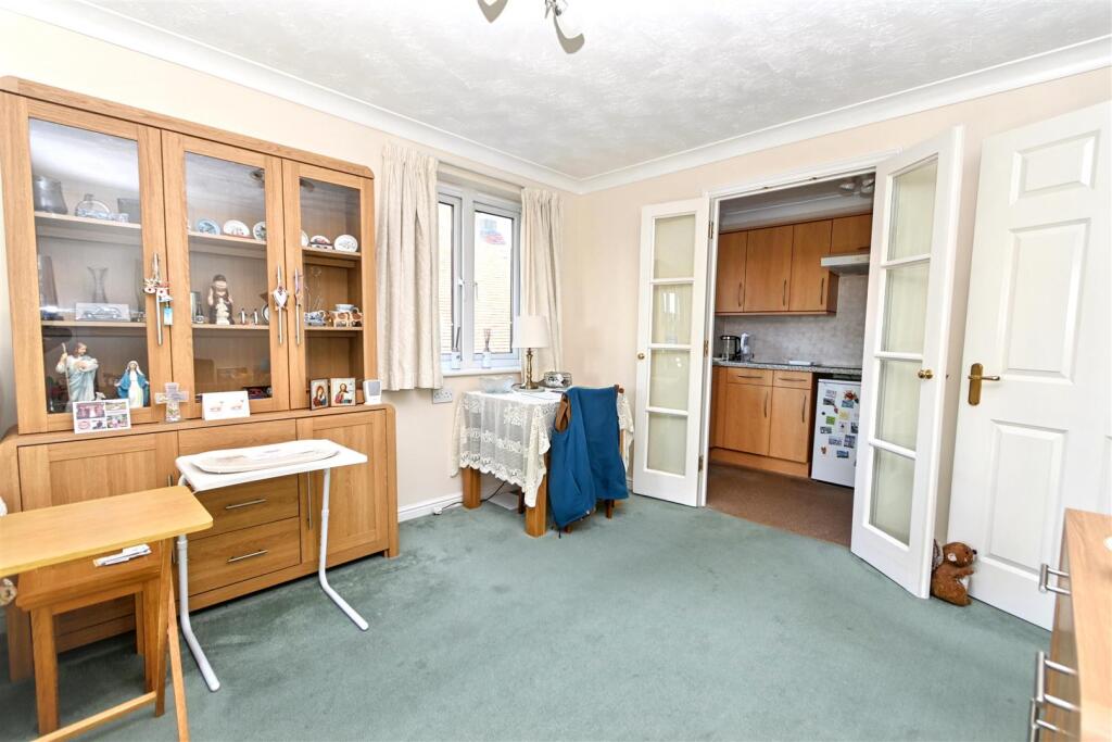 Apartment in Eastbourne, East Sussex - More