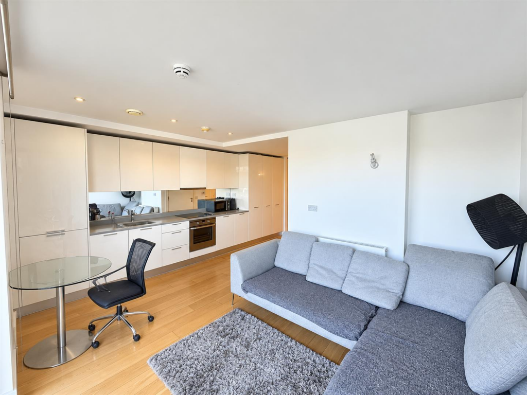 Apartment in Southall - View 4